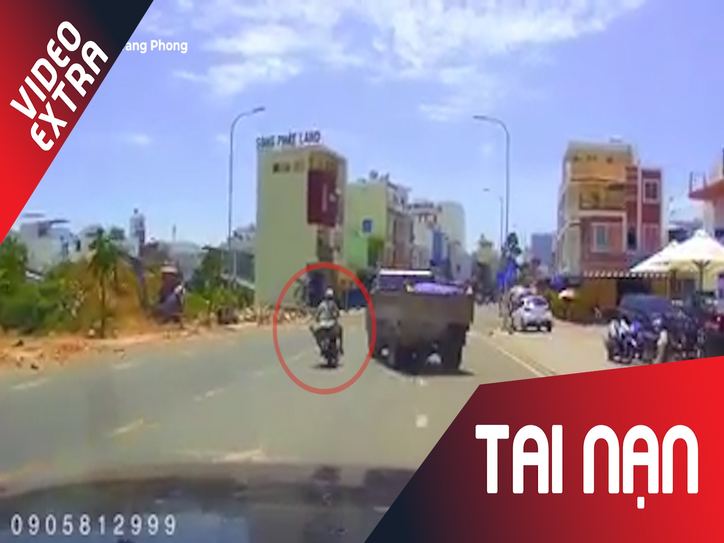 Thieu quan sat, xe tai suyt dam thang vao xe may tren duong hinh anh