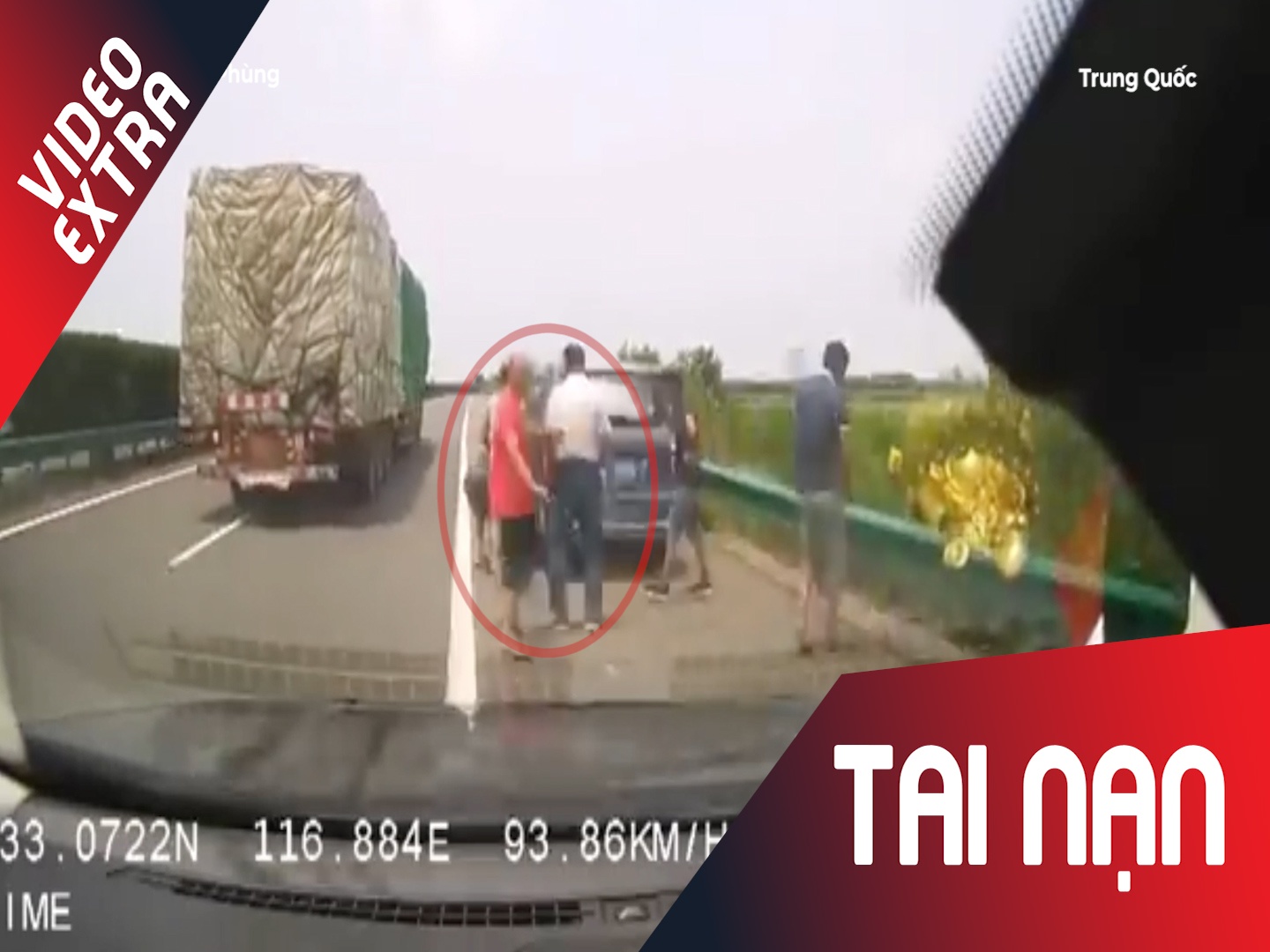 Ca gia dinh bi huc tung khi dung xe tren cao toc hinh anh