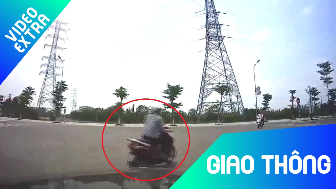 Xi nhan trai, nu tai xe lai re phai suyt bi oto dam hinh anh