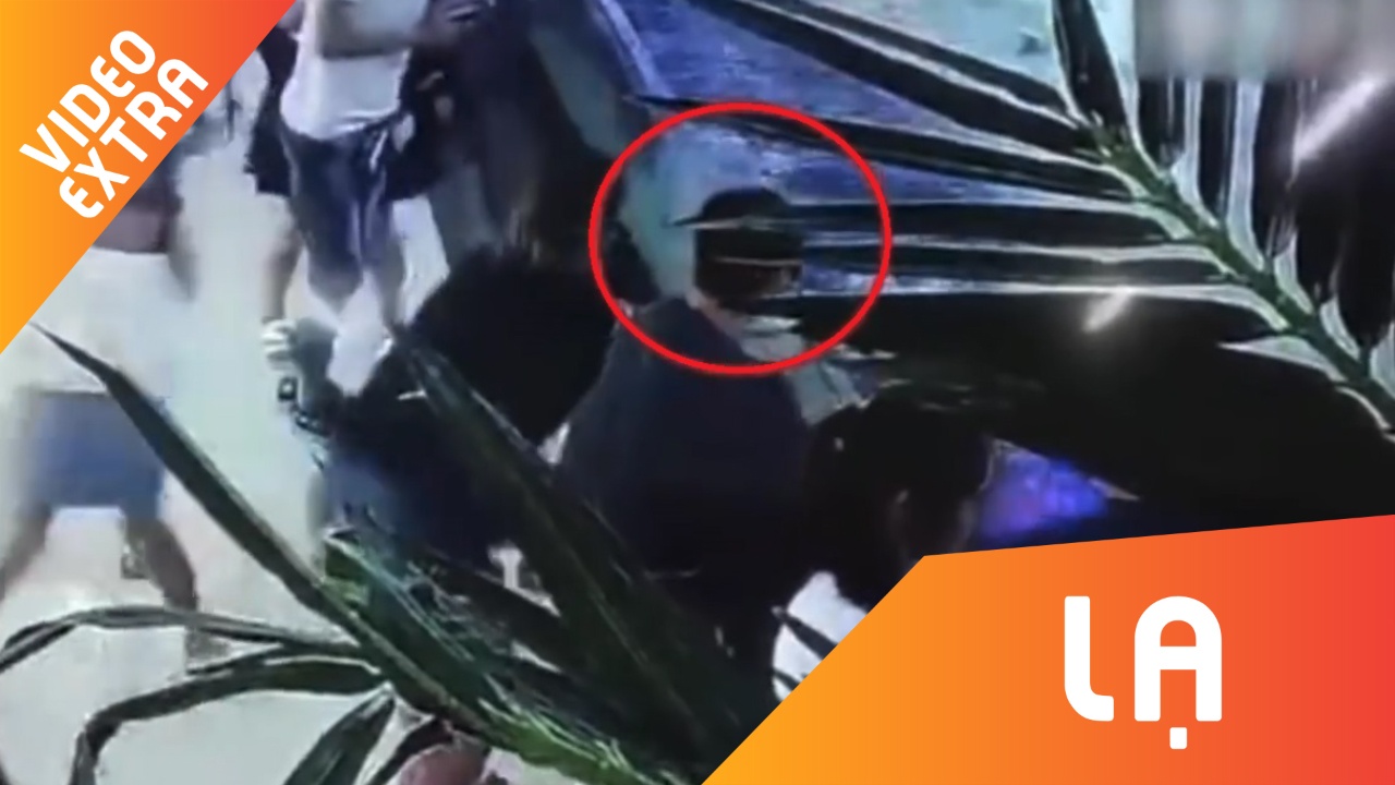 Be gai bi ca map can khi di choi thuy cung o Trung Quoc hinh anh