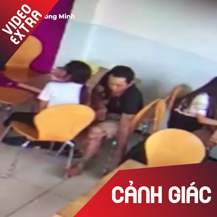 Doi nam nu trom xe may o cua hang tien loi hinh anh