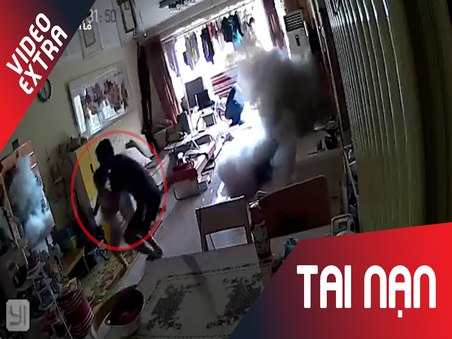 No xe dap dien, cha om con thao chay thoat chet hinh anh