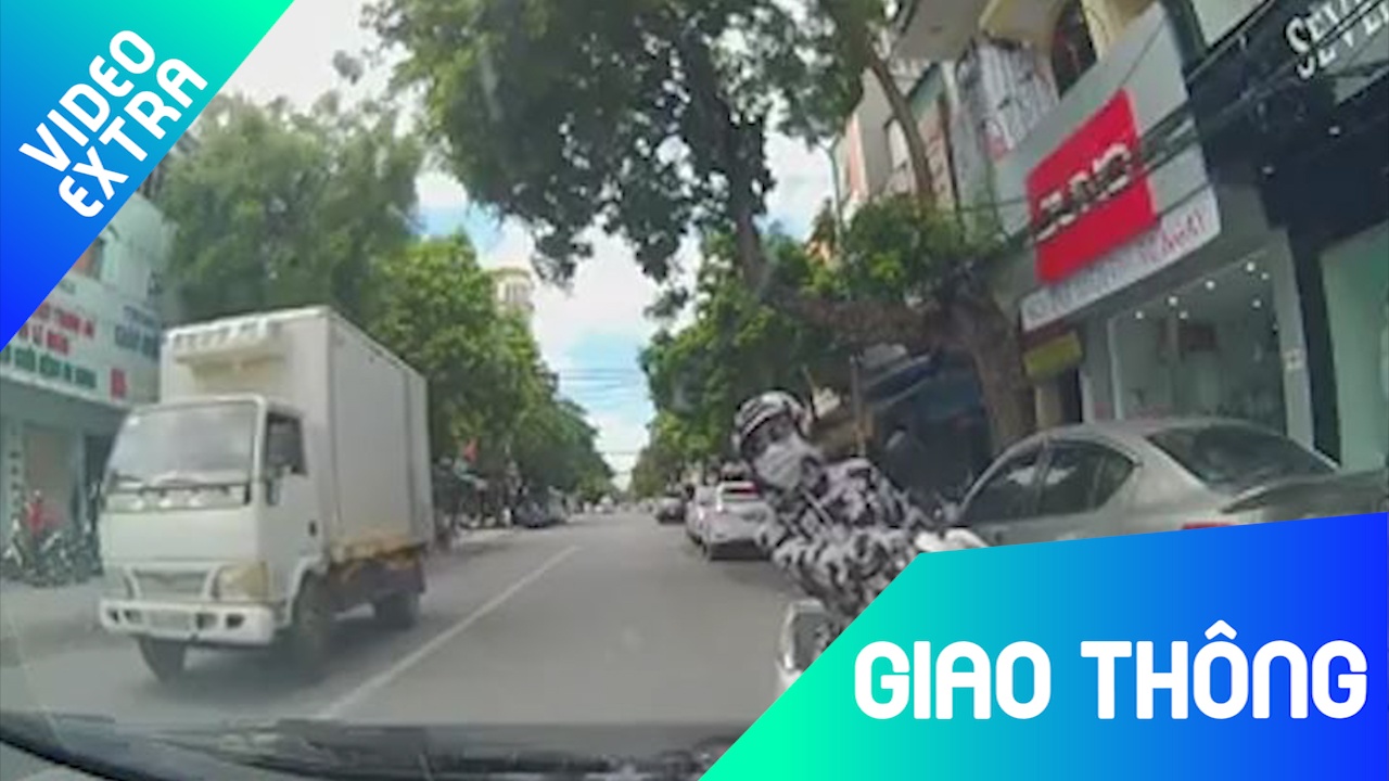 Dau sai lan, nguoi phu nu khong chiu nhuong khi oto doi dau hinh anh