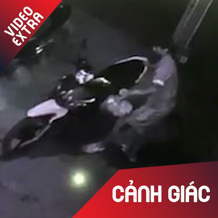 Nguoi dan ong tim co hoi trom xe chi trong nhay mat hinh anh