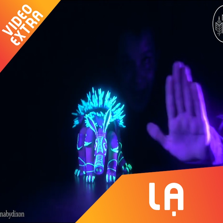 Anh chang dua nghich voi thu cung lam tu ban tay hinh anh