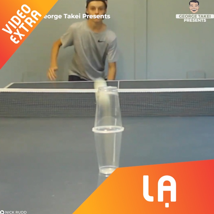 Cau be 14 tuoi danh bong ban chuan tung cm hinh anh