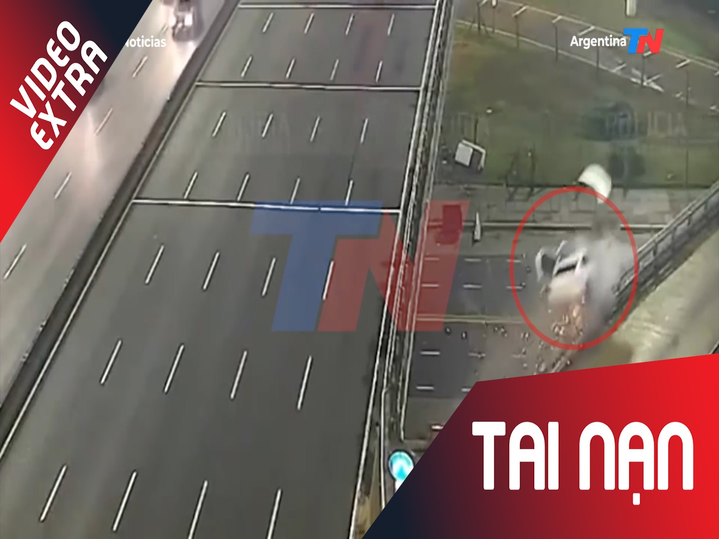 Tai xe Trung Quoc lao xe ra khoi cau vuot voi van toc 170km/h hinh anh