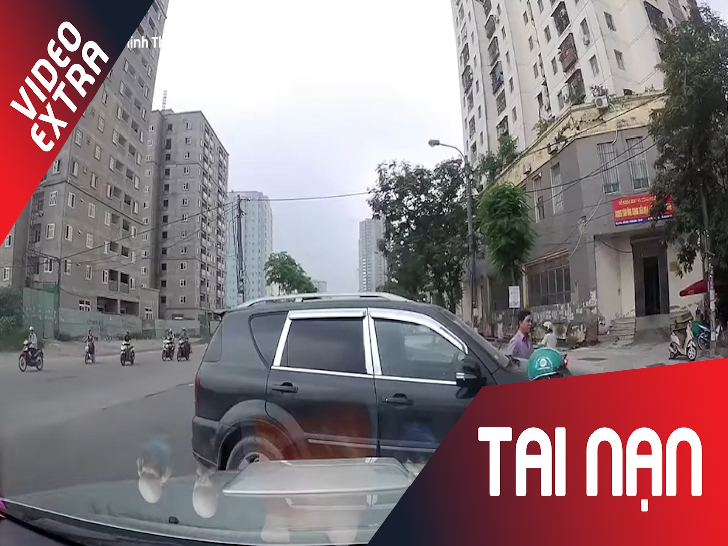 Co vuot xe cung chieu, thanh nien dam dau vao oto hinh anh