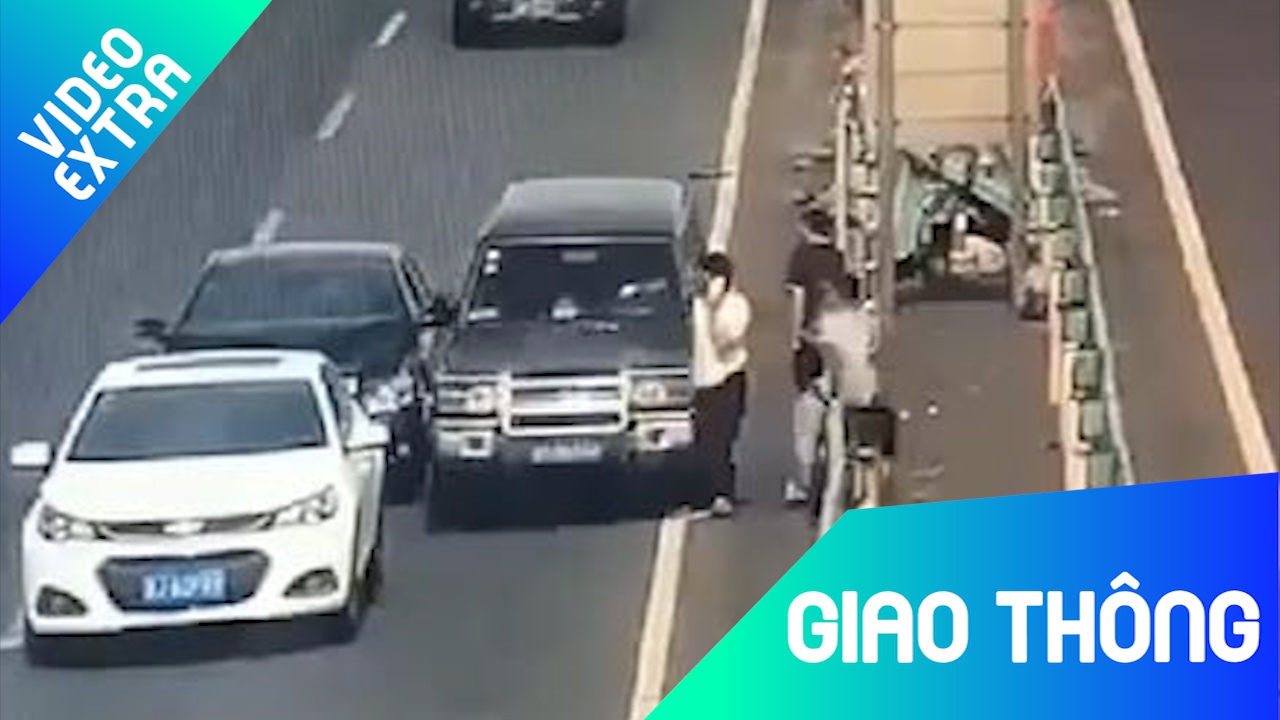 Oto dam thang ca nguoi lan xe ngay tren duong o nuoc ngoai hinh anh