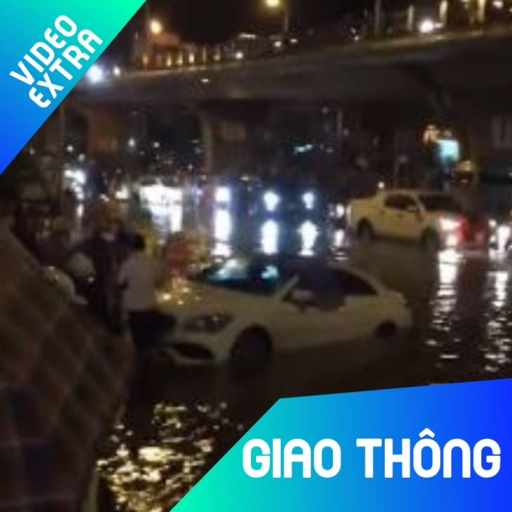 Oto chet may giua duong do ngap nang o Ha Noi hinh anh