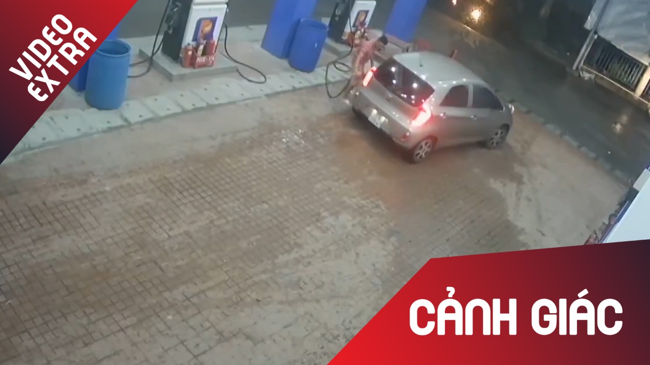 Tai xe oto quyt tien do xang, nhan vien duoi theo vo vong hinh anh