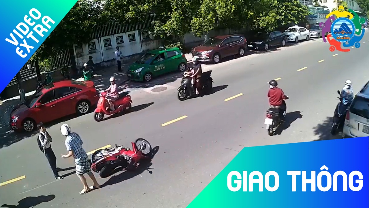 Tai xe ngoai quoc xo manh em hoc sinh sau khi te xe hinh anh