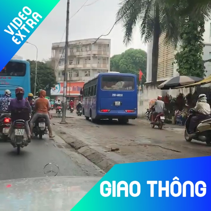 Xe buyt leo len via he giua duong dong nghit nguoi hinh anh