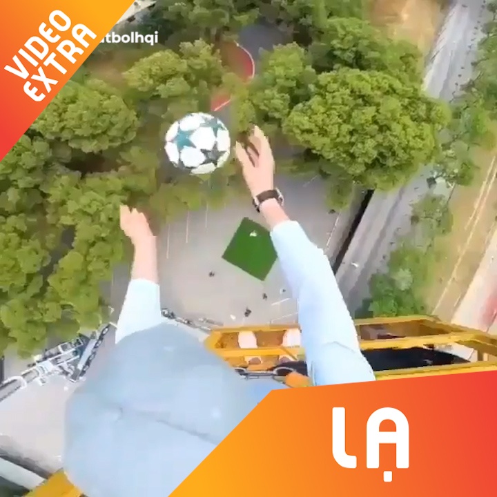 Suarez thu khong che bong tha tu do cao hang chuc met hinh anh