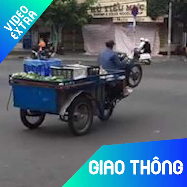 Xe may cho trai cay boc dau qua duong hinh anh