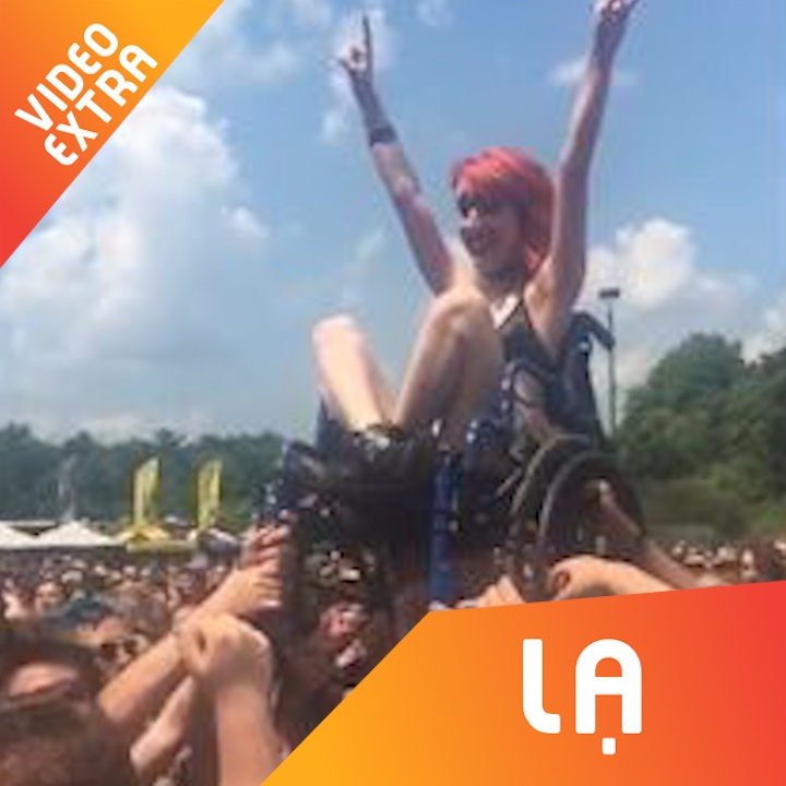 Nguoi phu nu ngoi xe lan duoc nang bong len de co vu am nhac tai My hinh anh