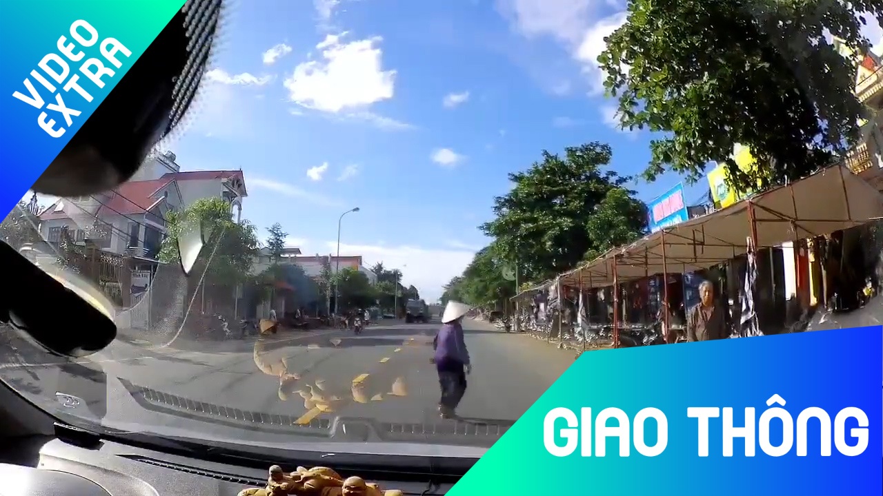 Oto phanh gap 2 lan lien tuc vi cac cu gia qua duong hinh anh