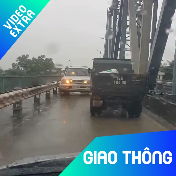 Chay nguoc chieu, oto bi ep lui den het cau hinh anh