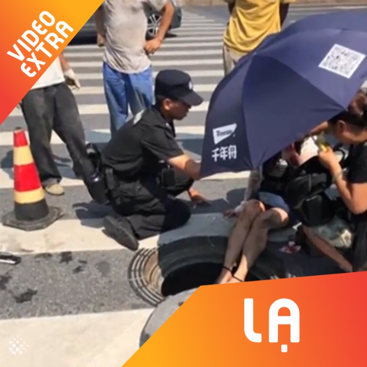 Bi oto dam, nguoi phu nu xui xeo vang xuong cong o Trung Quoc hinh anh