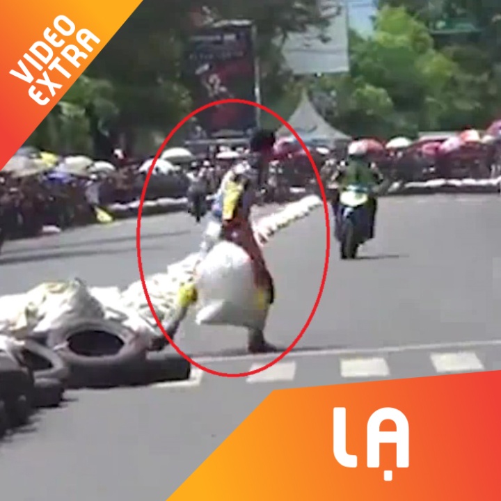 Bi hat nga khi dua xe, tay dua dung bao cat nem vao doi thu de tra thu hinh anh