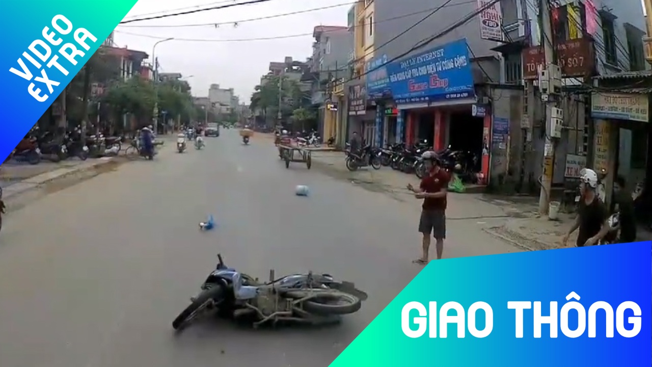 Vuot phai, xe may vuong oto nga nhao ra duong hinh anh