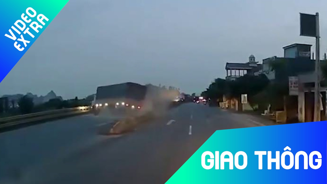 Xe tai chay nhanh dam thang dai phan cach roi nga nghieng hinh anh