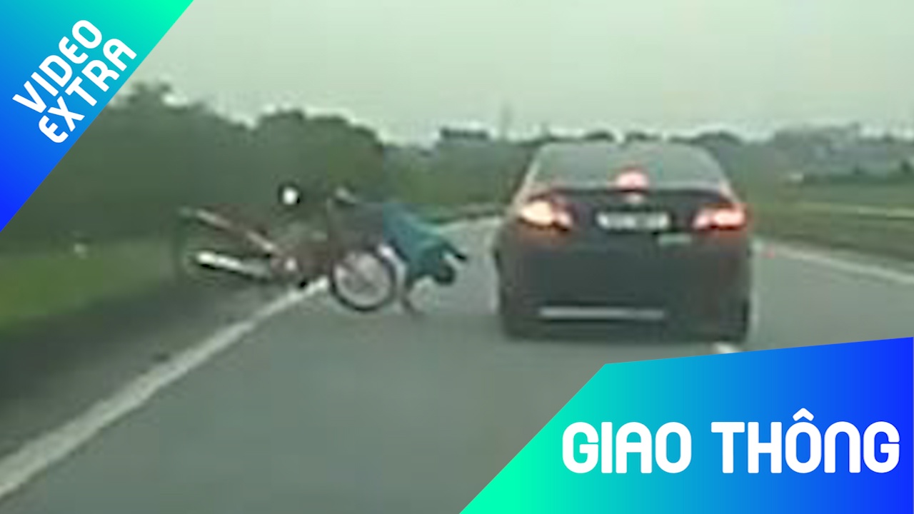 Oto huc tung nguoi dat xe may khi bang qua duong cao toc hinh anh
