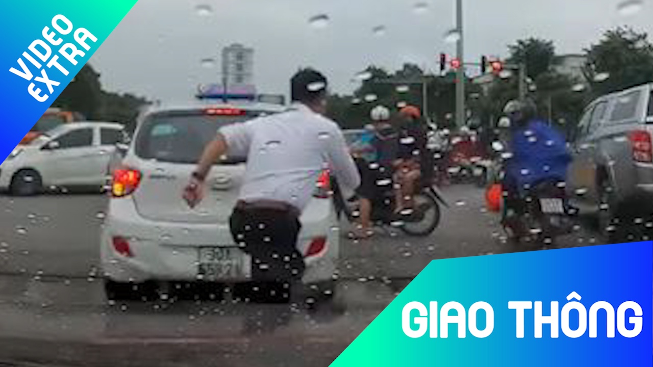 Bi va quet, tai xe oto bo xe duoi theo xe may hinh anh