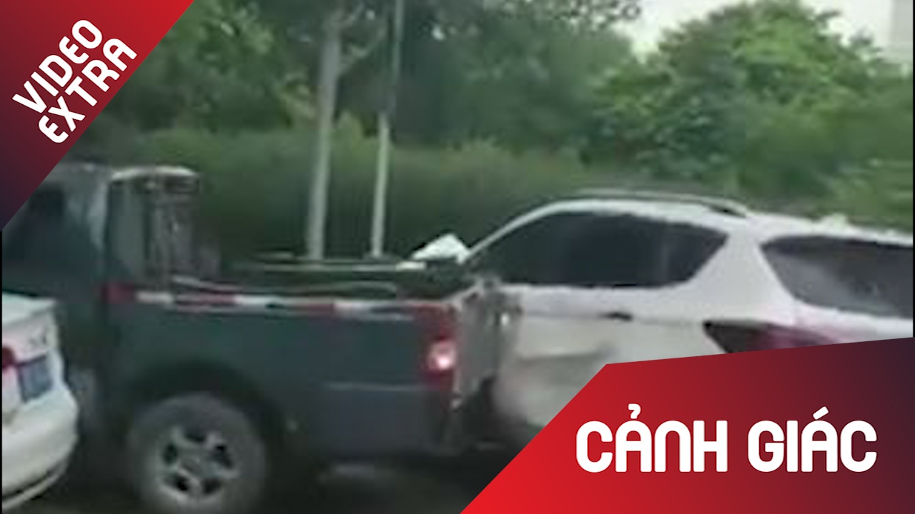 Dau sai cho, oto bi huc lien tuc den mop cua hinh anh