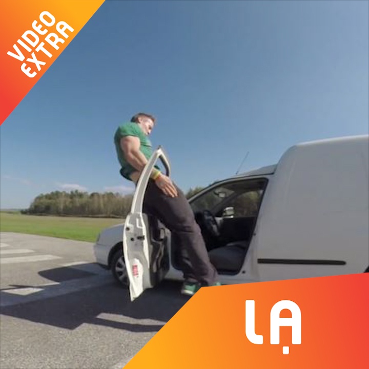 Chang trai chuyen nhao lon qua cua so hinh anh