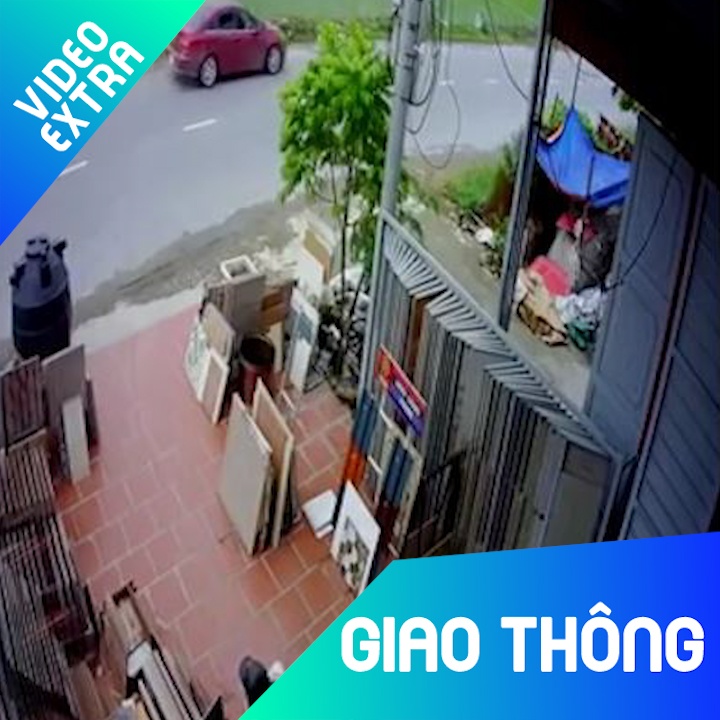 Oto 'dien' di nguoc chieu, tong xe may bay xuong ruong hinh anh