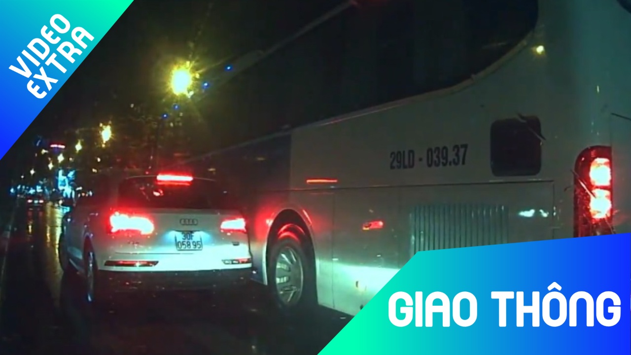 Vuot au, xe khach chen ep va quet voi oto con tren pho hinh anh