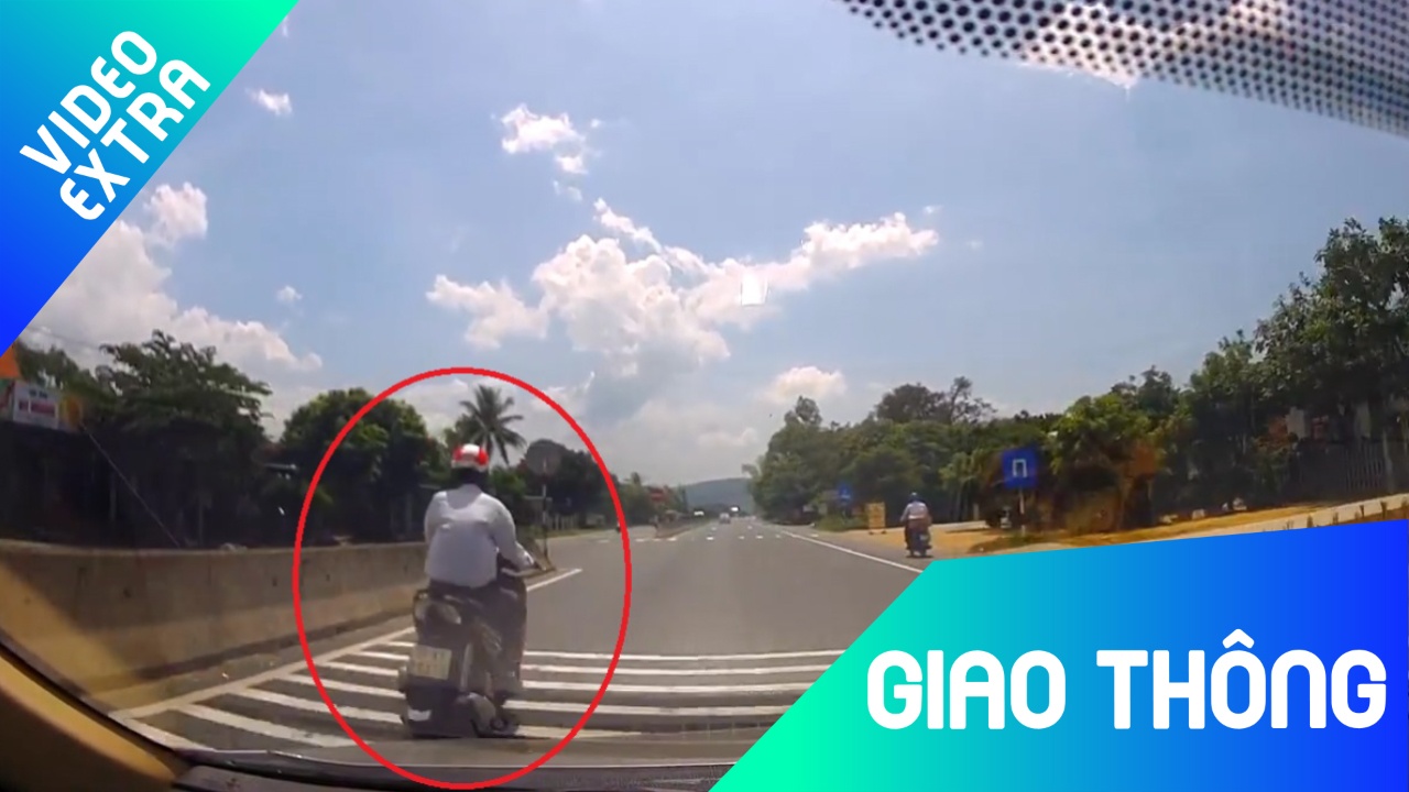 Oto be lai, tranh xe may qua duong nhu trong phim hinh anh