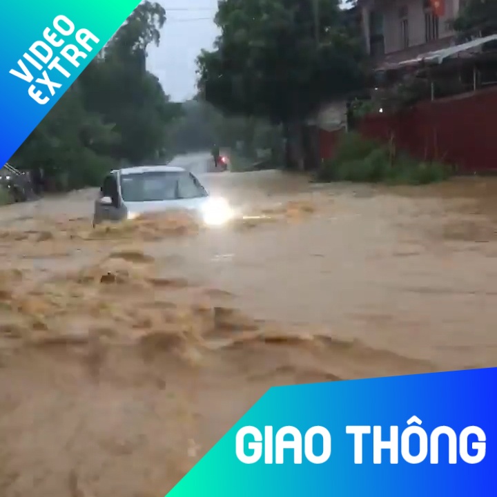 Oto ngap nua than van chay bang bang giua dong nuoc ngap hinh anh