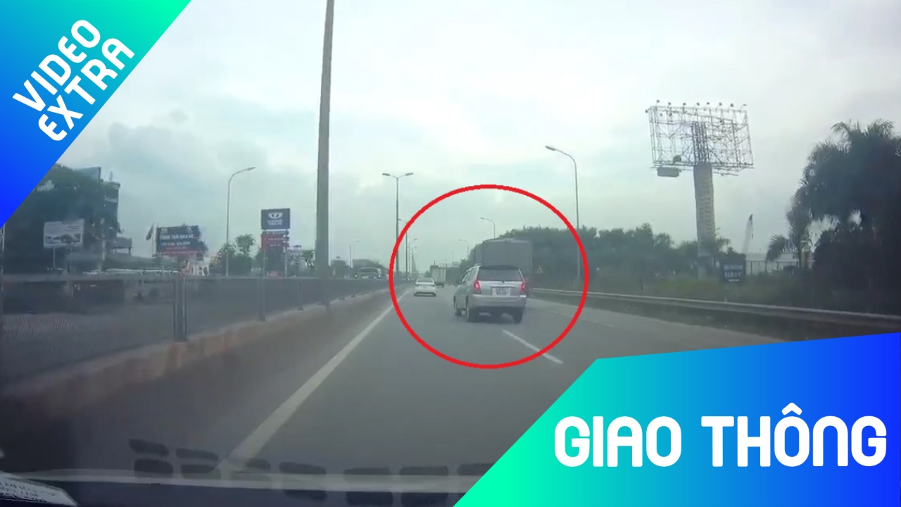 Oto tai vuot phai, tat dau, va cham voi oto 7 cho roi bo chay hinh anh