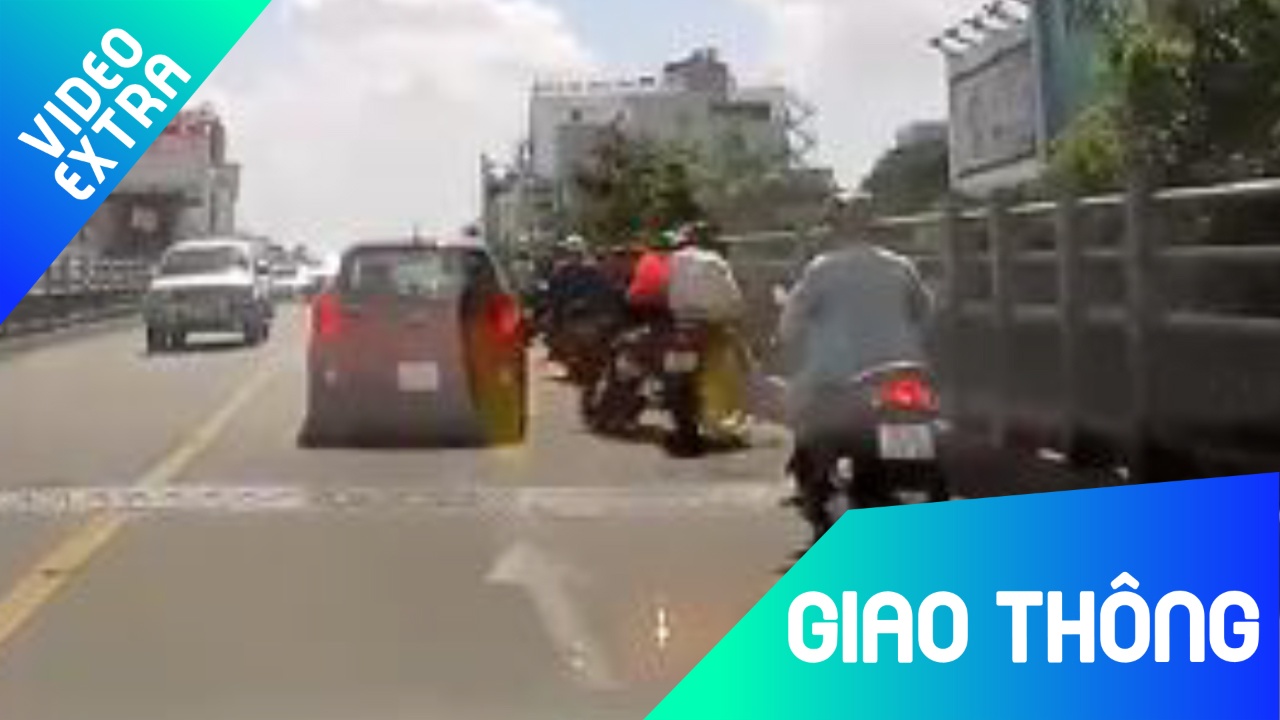 Xe may dam thang vao oto vi dung dot ngot tren cau vuot hinh anh