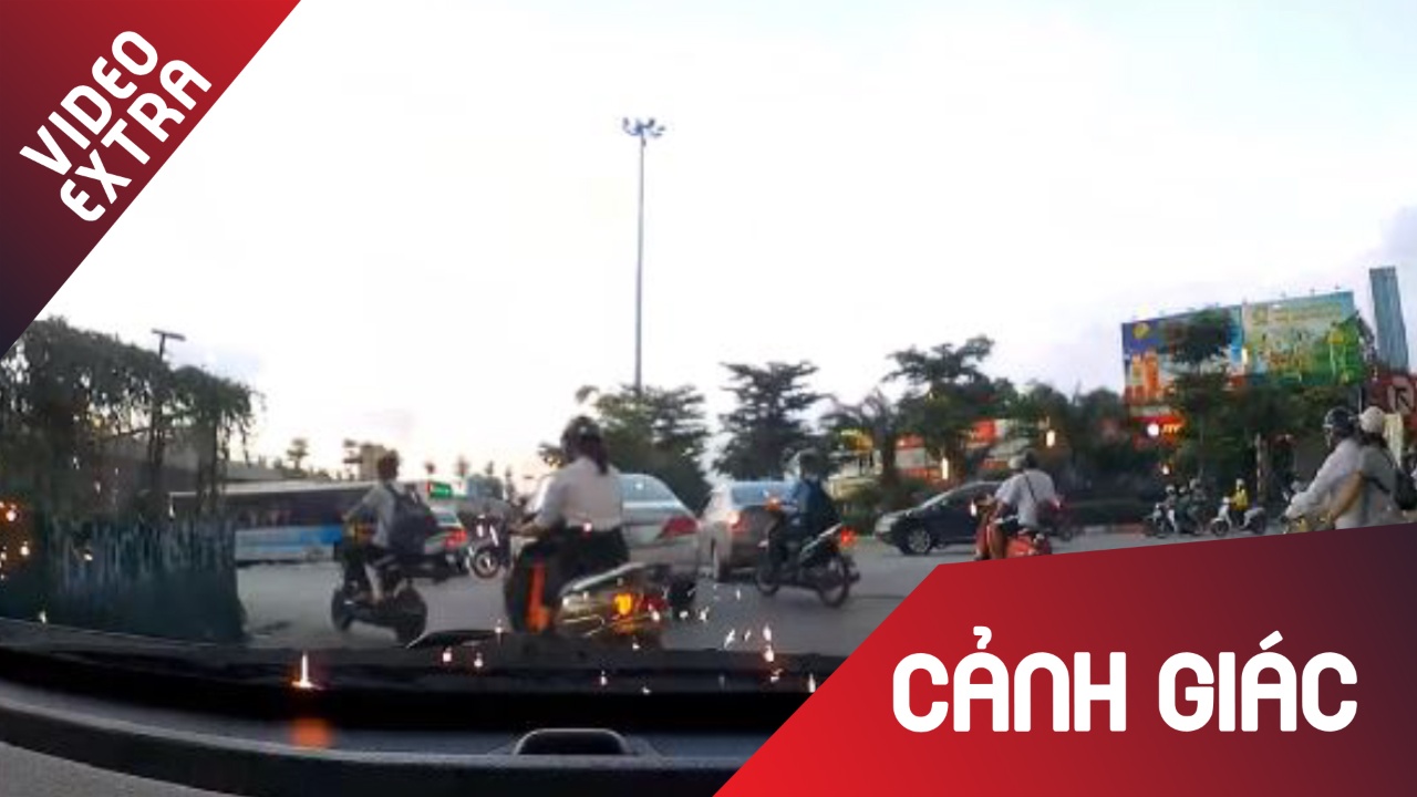 Tia lua han duong sat roi thang xuong kinh xe oto ngay tren duong hinh anh