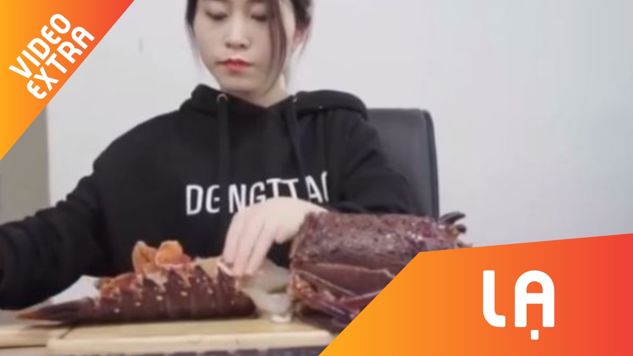 Co gai che bien mon tom hum ngay tai van phong lam viec hinh anh