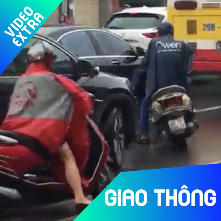 Thanh nien chan dau oto duoi mua vi nghi bi lan lan hinh anh