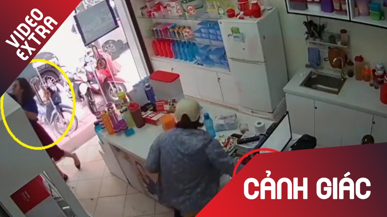 Gia vo mua hang, nguoi phu nu trom dien thoai nhanh nhu chop hinh anh