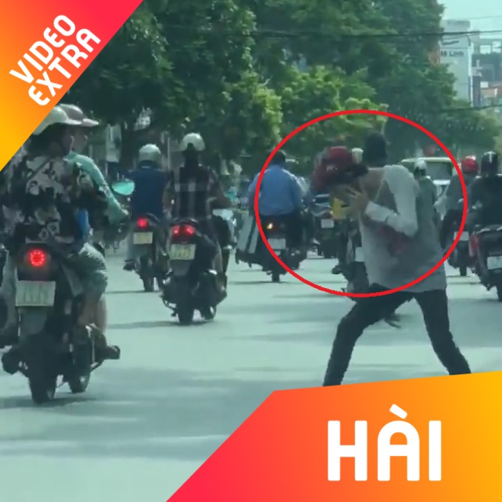 Thanh nien vua nghe dien thoai, vua giat lac hai huoc tren pho hinh anh