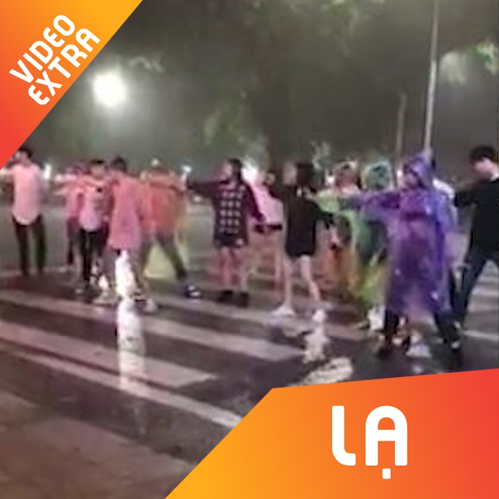 Fan nhay cover 'Ddu Du DDu Du' giua troi mua hinh anh