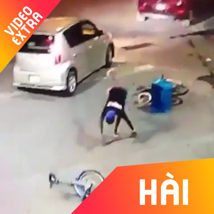 Chiec xe may dot ngot gay doi, chu xe nga thang xuong duong hinh anh