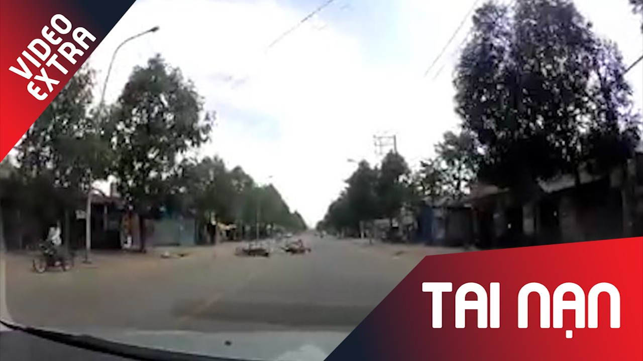 Hai xe may va vao nhau do khong lam chu toc do hinh anh