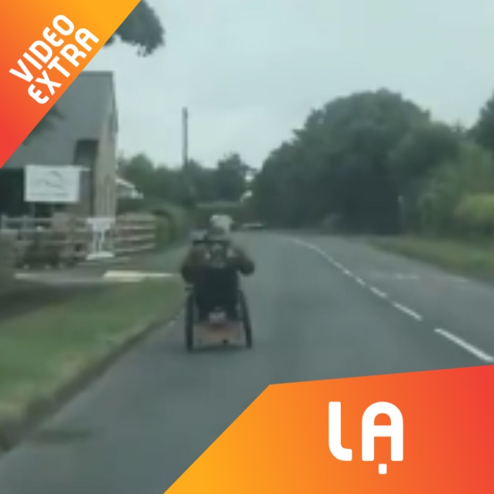 Xe lan 'thach thuc' oto, chay toi 40 km/h giua duong hinh anh