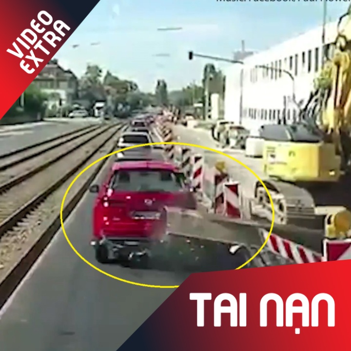 Kinh hoang thanh sat hang tram kg bat ngo dap vao oto con o Duc hinh anh