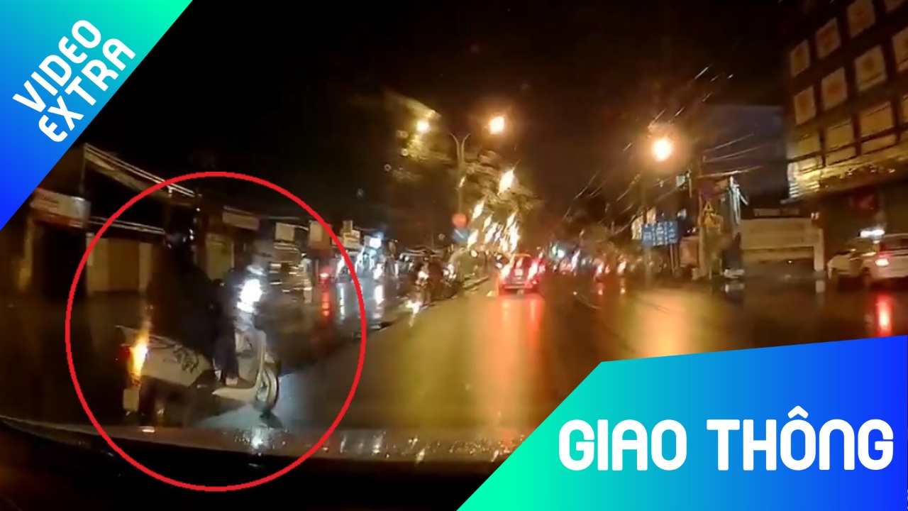 Qua duong khong quan sat, nguoi phu nu suyt bi oto dam hinh anh