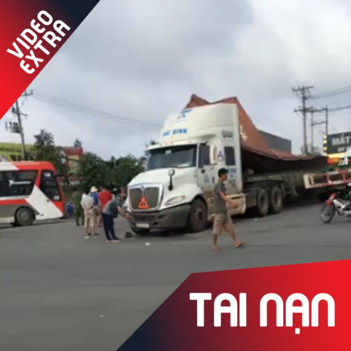 Hien truong 2 xe container va cham kinh hoang o Binh Duong hinh anh