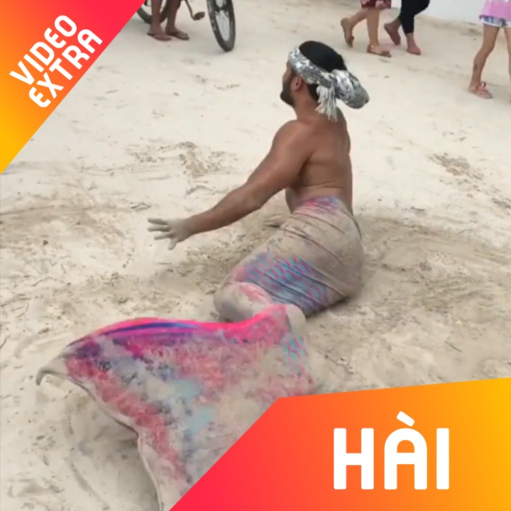 Chang trai hoa trang thanh nang tien ca hai huoc tren bai bien hinh anh