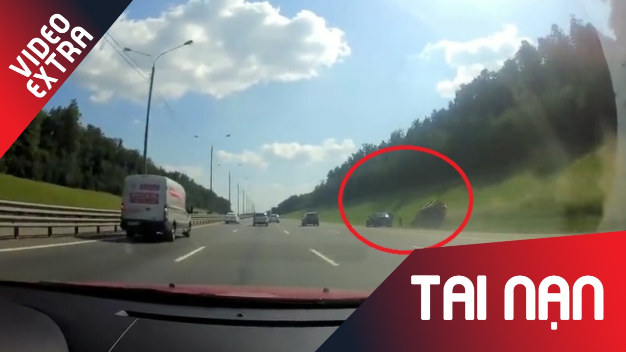 Dung xe tren cao toc, bi oto mat lai dam trung o Nga hinh anh